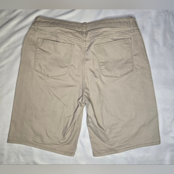 ✨ Lee Riders Midrise Bermuda Shorts – Women's Size 14 – Neutral Khaki ✨ - Picture 5 of 6